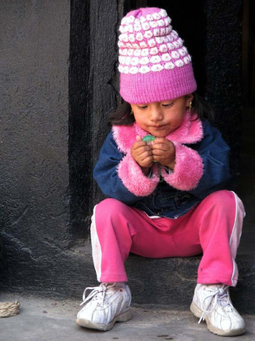 4 Adorable child fascinated with a broken balloon 800
